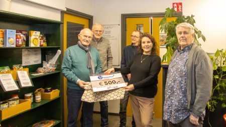 Belangenvereniging Bastion’95 schenkt cheque aan Vincentius Vereniging ter ondersteuning van voedselvoorziening