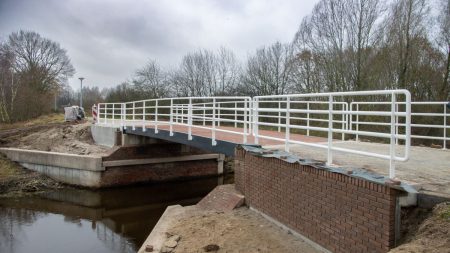 Nieuwe fietsbrug over de Slinge in Groenlo open.