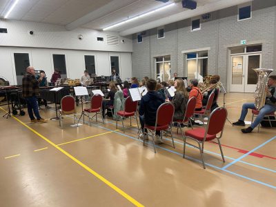 Jeugd van Muziekvereniging Excelsior Winterswijk schittert in Theatraal Kerstconcert