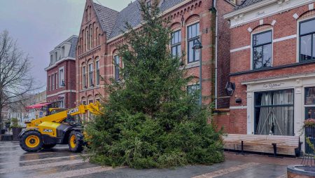 Traditionele Kerstboom geplaatst door Kegelclub UTO.