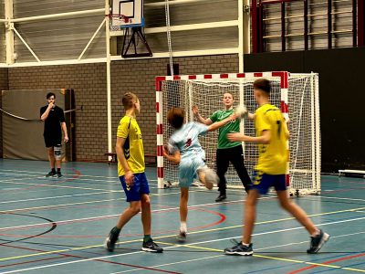 Succesvolle thuiswedstrijd voor de Handbal B-jongens van HCW.