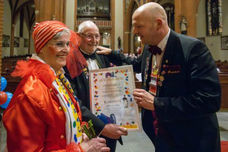 Hennie Schovers geëerd als Kanunnik voor 22 jaar Carnavalsmis