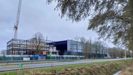 Omroep Gelderland bezoekt achtbaanbouwer voor het nieuwe attractiepark Bommelwereld