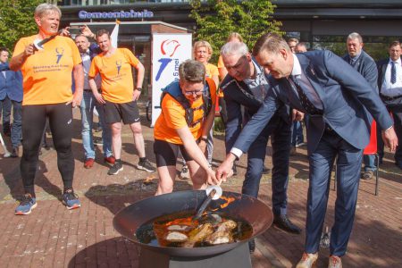Bevrijdingsdag Ontsteken bevrijdingvuur v.l.n.r. Lopers verenigng, loco-burgemeester Jos Hoenderboom, Walter Leemreize