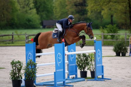 Steven Veldhuis en Blom's Larado O (Grandorado TN) winnen de 1.40m GP in Vragender. Foto Wendy Scholten