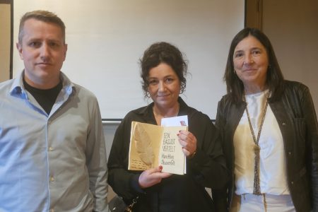 Delilah Groot Stoevenbelt met de Beste Boek-prijs, geflankeerd door juryvoorzitter Gerwin Nijkamp en oud-winnaar Frederieke Jeletich (1)