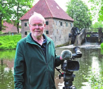 Ben Tragter aan de oever van de Berkel, foto Mees Dekker (Oer 40)
