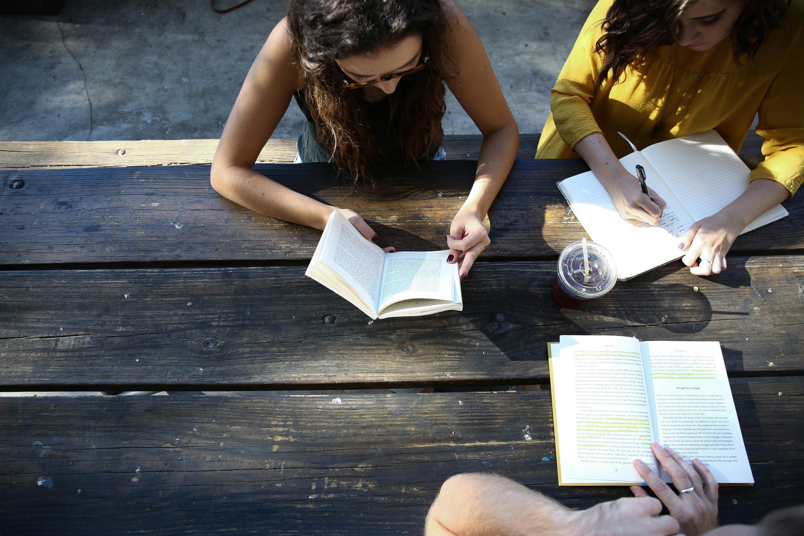 Schrijftafel in Bibliotheek Neede: samen schrijven in stilte en inspiratie delen