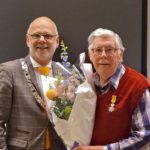 Burgemeester met Henk Lieftink na de uitreiking van de Koninklijke onderscheiding