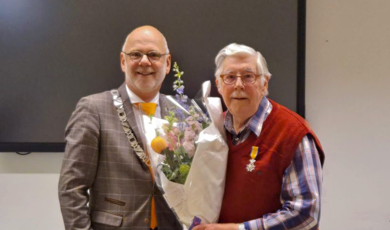 Burgemeester met Henk Lieftink na de uitreiking van de Koninklijke onderscheiding