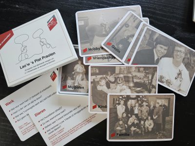 Met de gesprekskaarten kom ie makkelijker an de praot in 't plat
