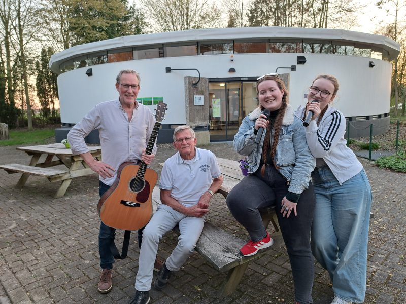 Kronenkamp - foto - Midzomerconcert 2025 - van links naar rechts Theo, Henny, Kyra en Yrzah