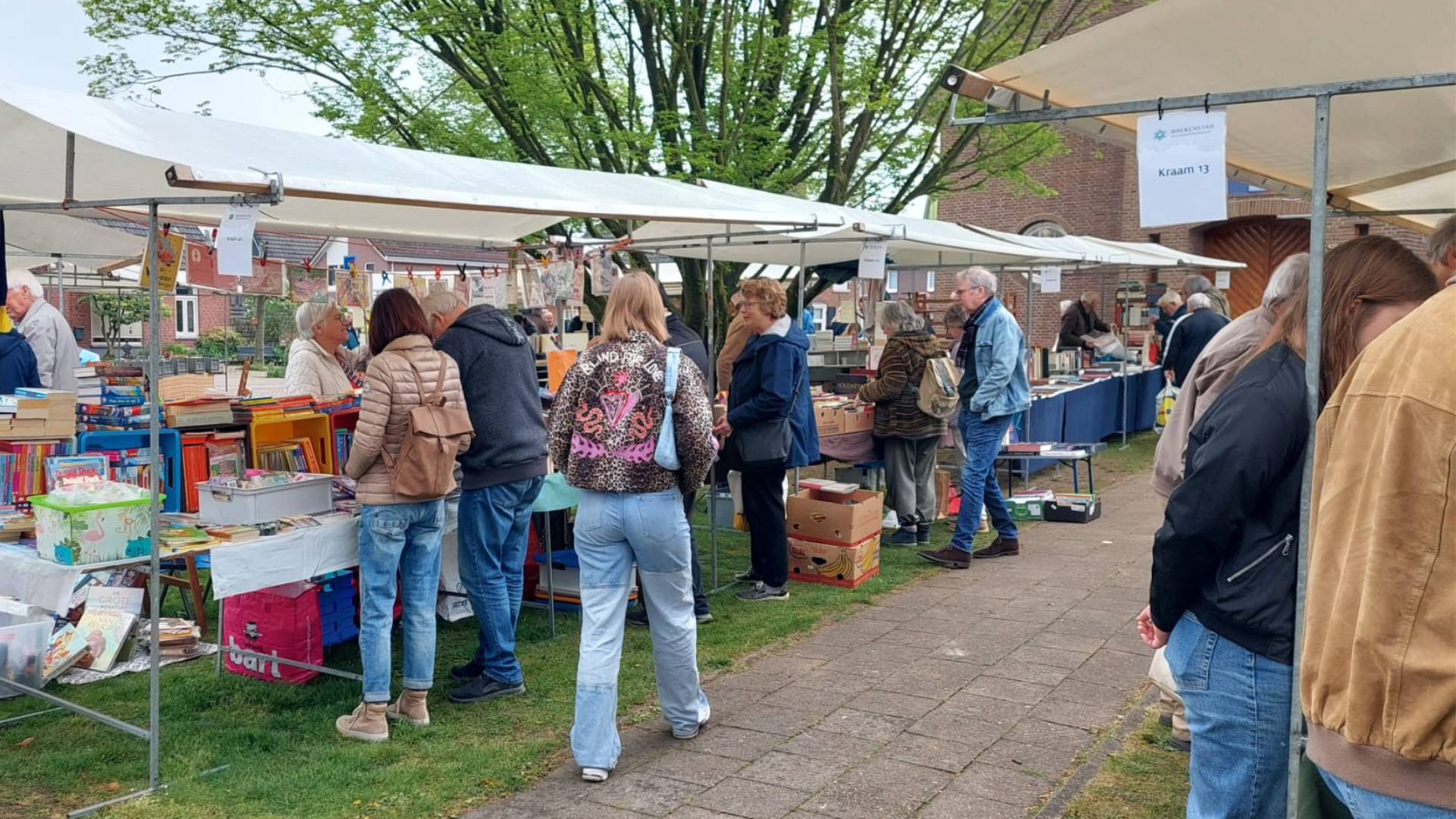Boekenliefhebbers verzamelen zich op internationale Zomerboekenmarkt in Bredevoort