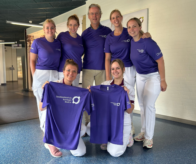 Stichting Vrienden overhandigt sportshirts aan SKB-medewerkers