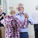 64168234-groep-senioren-genieten-van-dancing-club-together