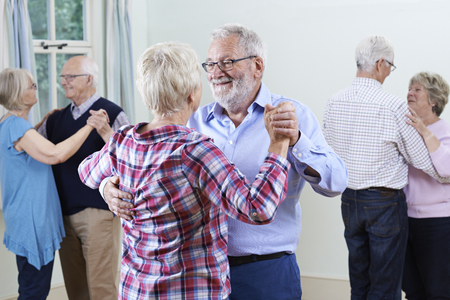 64168234-groep-senioren-genieten-van-dancing-club-together