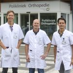 Foto met v.l.n.r. orthopeden Thijs Nijenhuis, Robert Berg en Bastiaan Ginsel