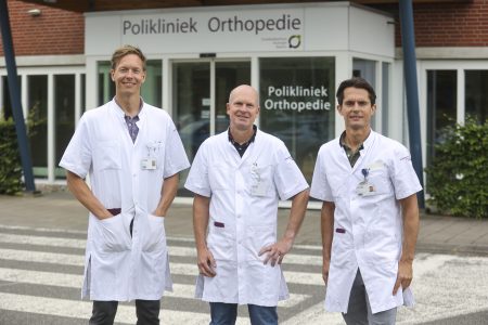 Foto met v.l.n.r. orthopeden Thijs Nijenhuis, Robert Berg en Bastiaan Ginsel
