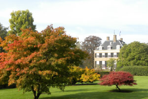 Verwolde-tuin-herfst-huis-zijaanzicht-herfstkleuren-GWa-09-01-300x202