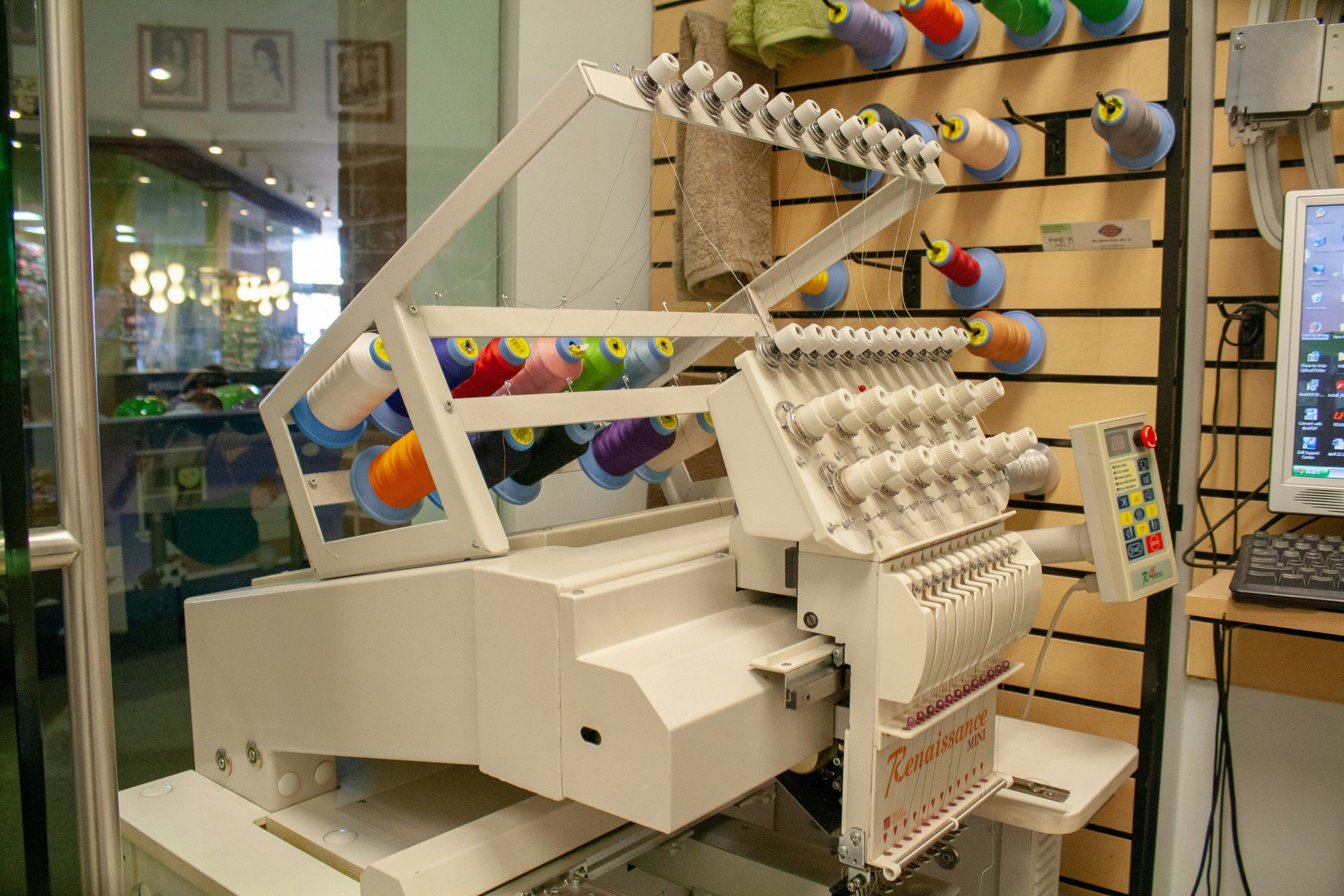 Workshop borduurmachine in Bibliotheek Neede