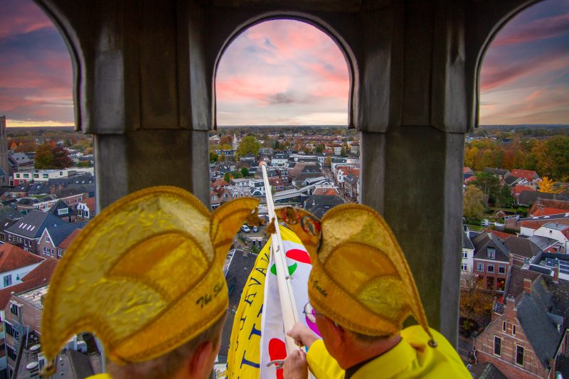 Elfde van de Elfde XL uithangen vlag met uitzicht over Grolle-Copy001