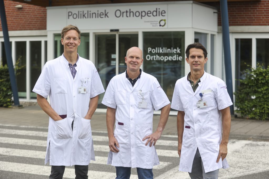 Foto met v.l.n.r. orthopeden Thijs Nijenhuis, Robert Berg en Bastiaan Ginsel
