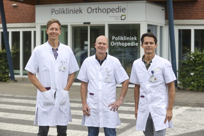 Foto met v.l.n.r. orthopeden Thijs Nijenhuis, Robert Berg en Bastiaan Ginsel
