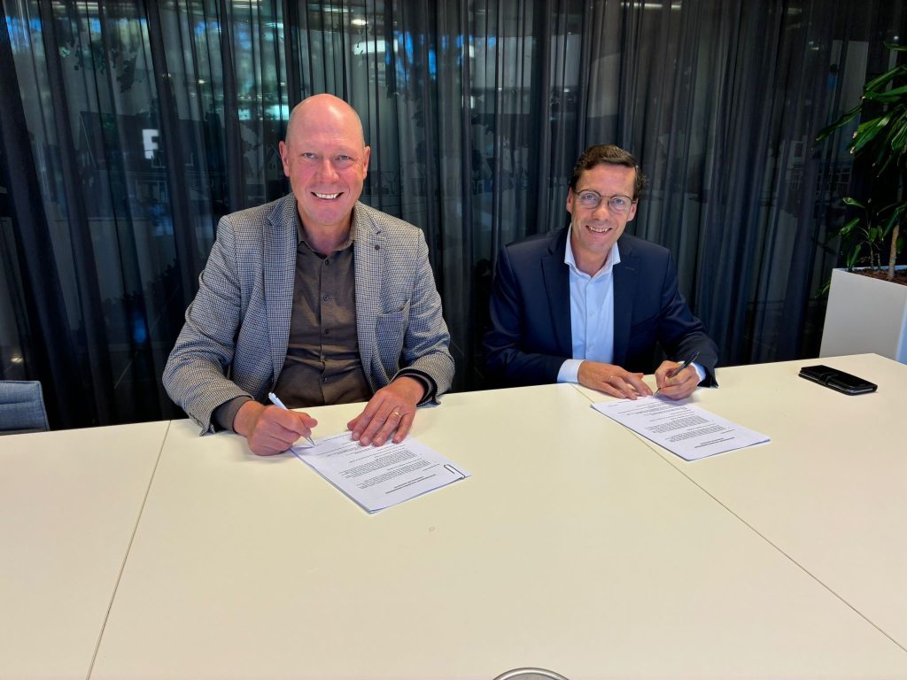 Ondertekening koopovereenkomst grond Laborijn door v.l.n.r. wethouder en voorzitter stuurgroep Nieuwbouw Laborijn Ted Kok en wethouder grondzaken Henk Bulten gemeente Doetinchem