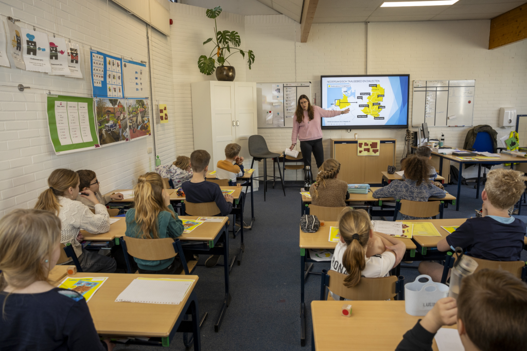 Susanne voor de klas. Bron Henri van der Beek