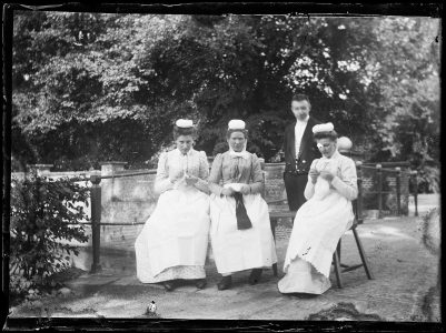 De huisknecht en 3 dienstbodes op de brug van Slot Zuylen. Bron fotocollectie Slot Zuylen, via Bjorn Storm