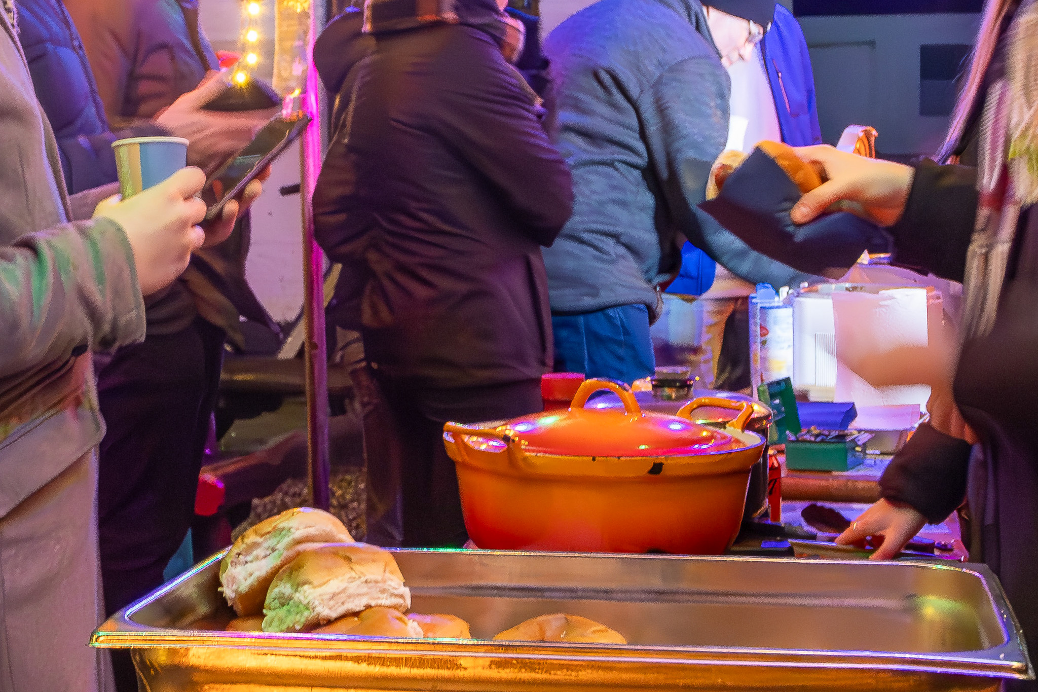 Scouting Groenlo bakt voor 3FM Serious Request tijdens Midwinterhoornwandeling