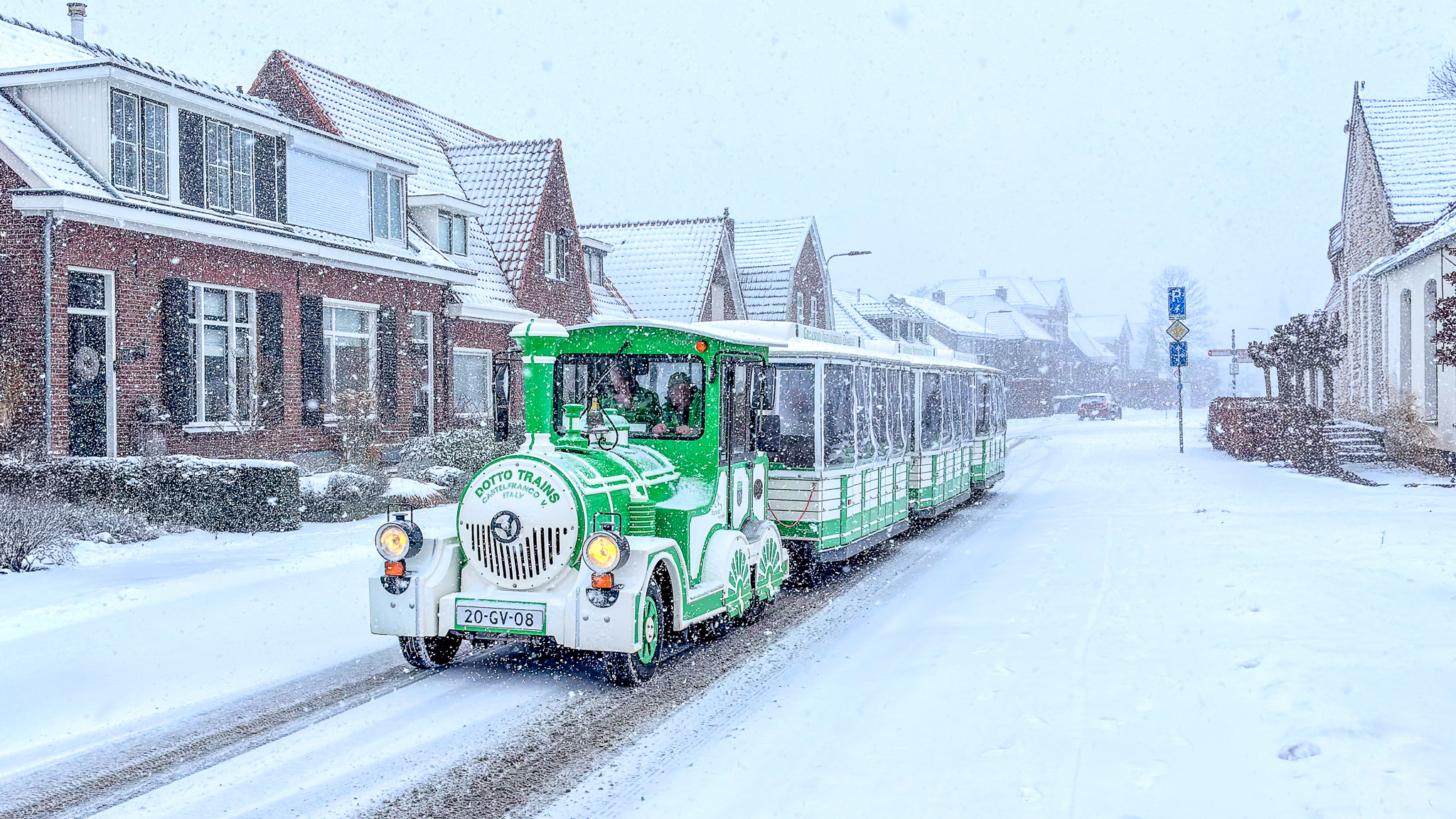 Toeristentreintje Marveld rijdt door winterse straten van Groenlo
