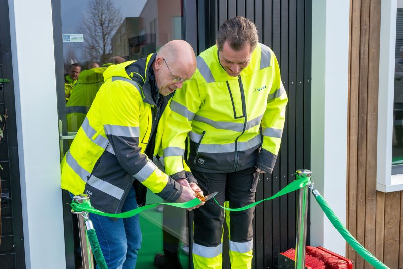2_Teamleider Evert Bussink en medewerker Peter Elferink knippen samen het lint door_2