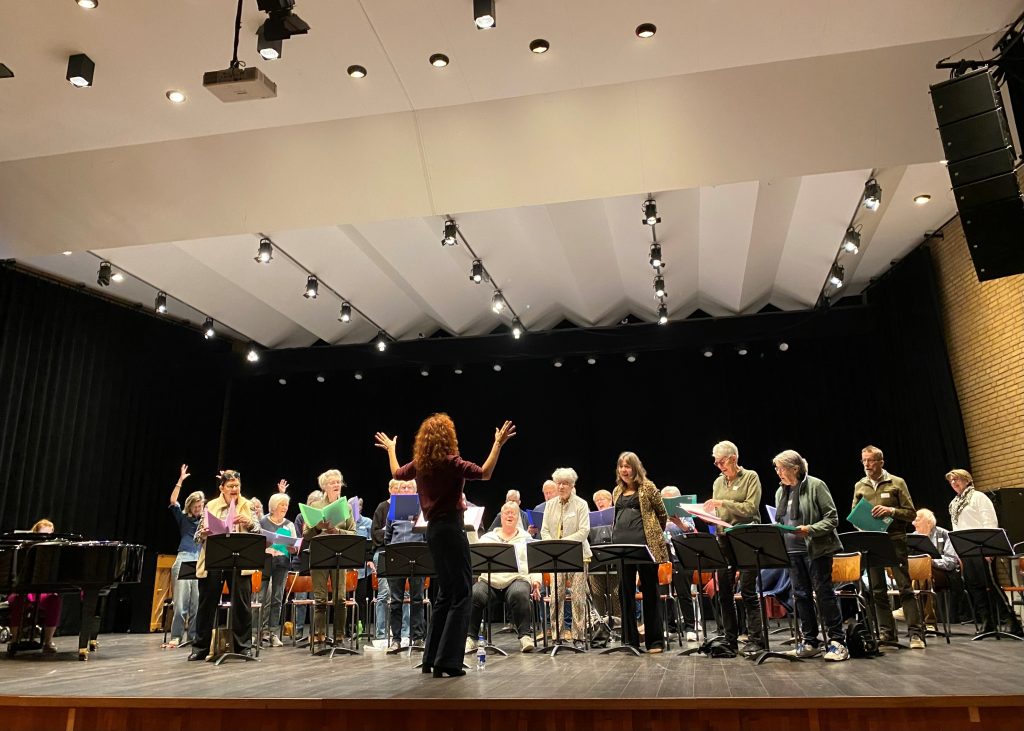 Koorzondergrensen zwaaihandjes