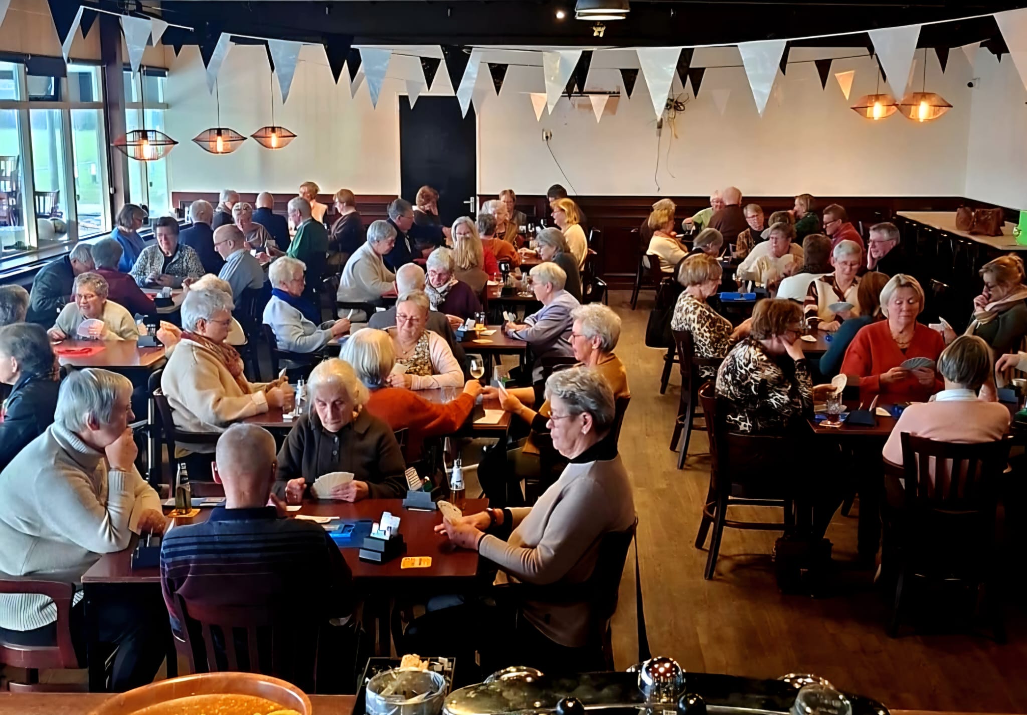 Eerste Needse bridgetoernooi brengt verenigingen samen