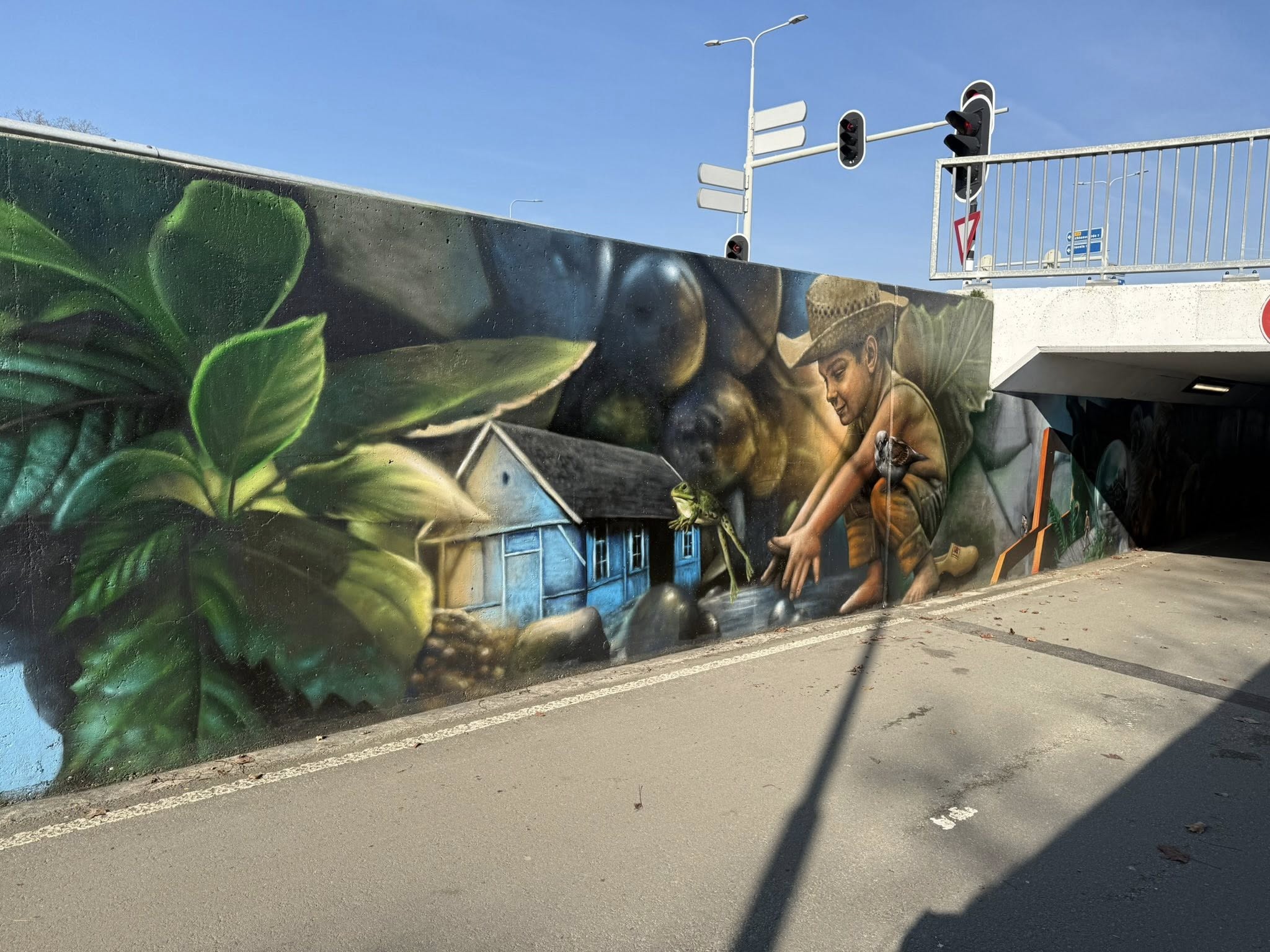 AALTEN — Fietstunnel Aalten verandert in kleurrijk kunstwerk met streekverhalen