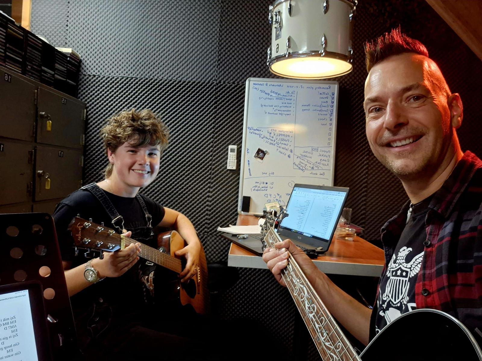 Fien Snelting tijdens een coachingssessie met Herbert Jolink van de streektaalpunkrockband Donder. Bron collectie ECAL (1)