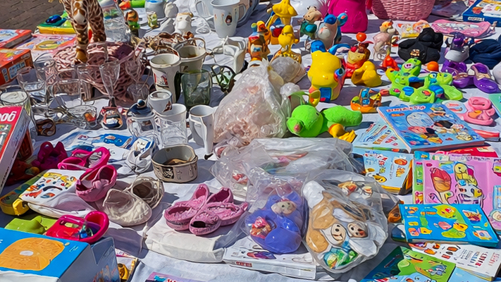 GROENLO — Kleedjesmarkt zorgt voor volle Markt en vrolijke handel op Koningsdag