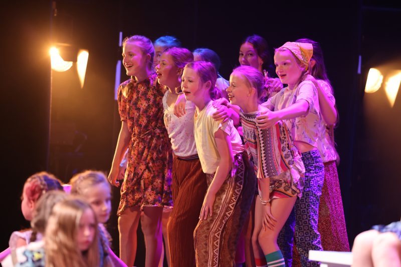 DOETINCHEM — Leerlingen Amphion Musicalschool schitteren tijdens presentatiedag