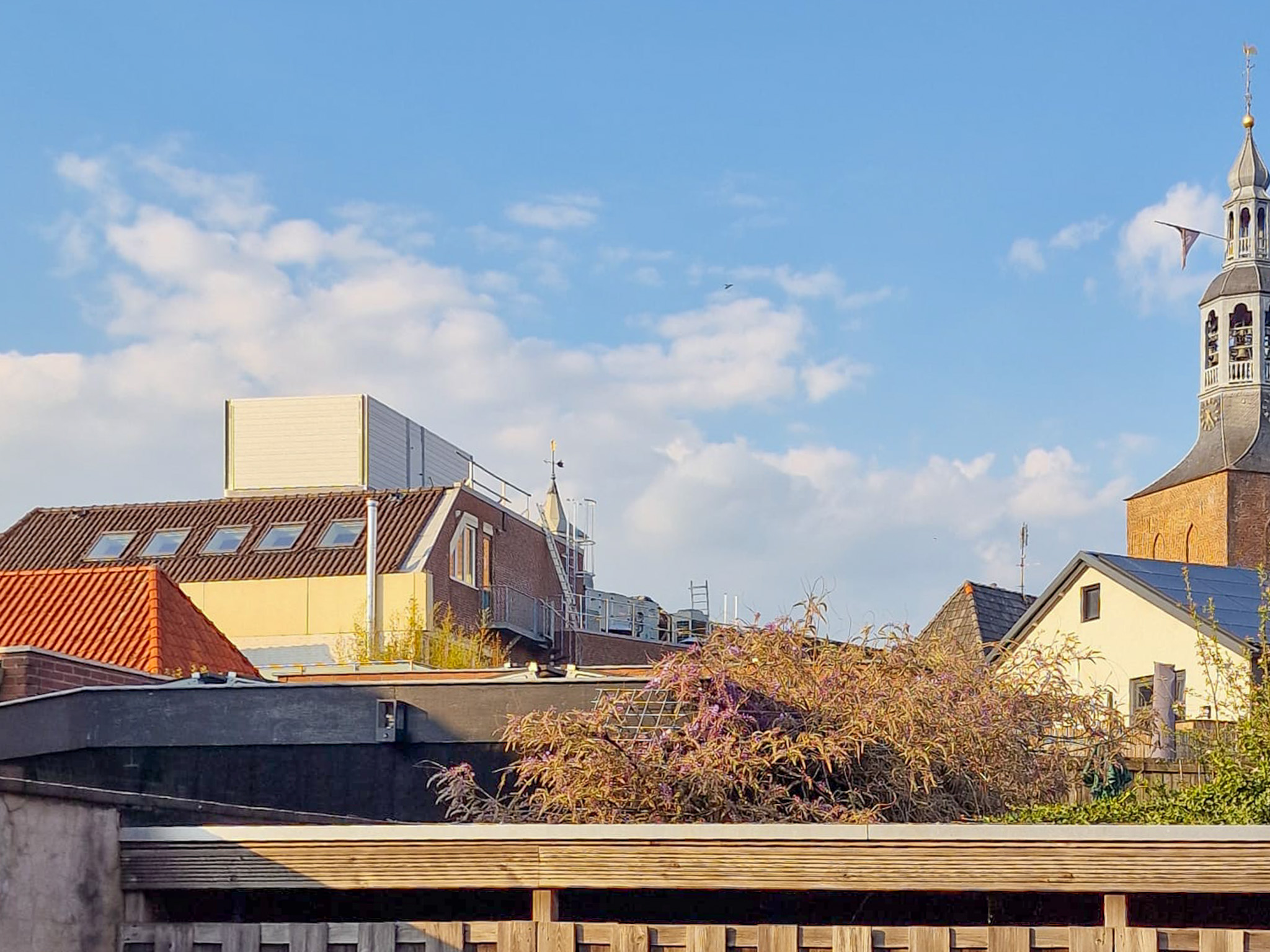 Grote installaties op dak stadhuis zorgen voor verbazing