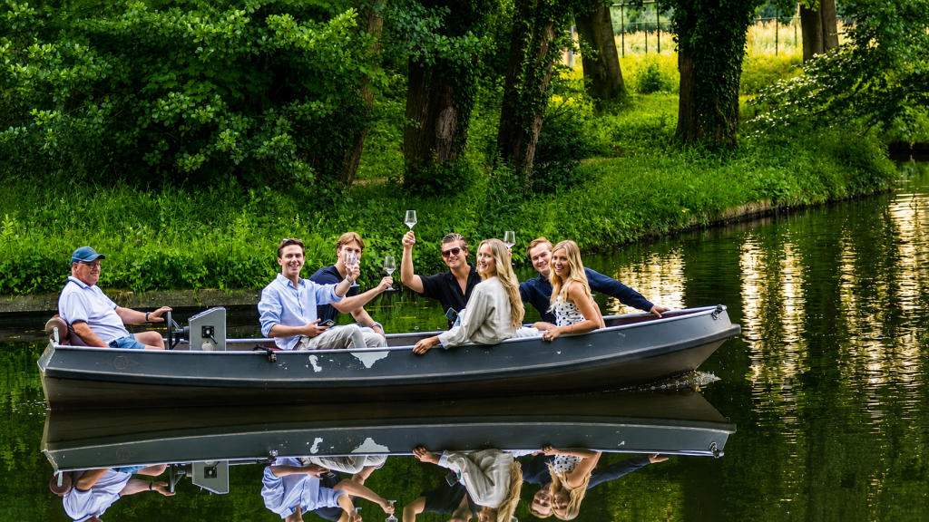 Deelnemers aan City of Taste worden zaterdagavond met fluisterbootjes over de gracht van Groenlo vervoerd.