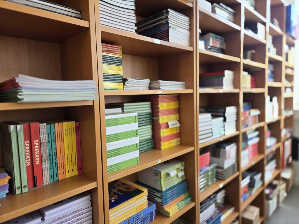 De boekenkast met streekboeken die via Achterhoekseboeken.nl worden verkocht. Bron Collectie ECAL