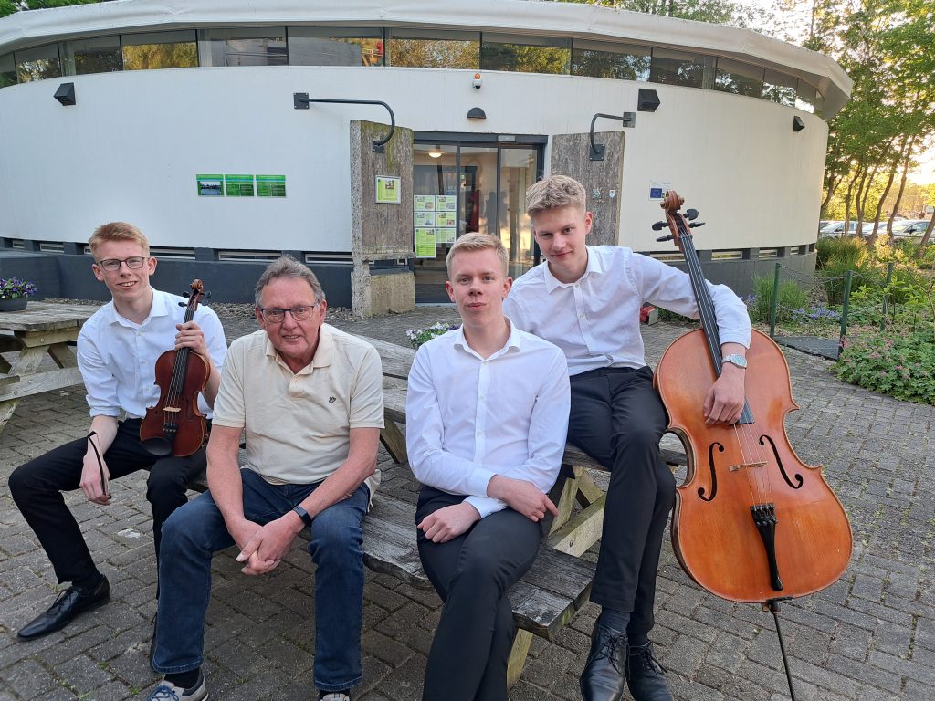 Kronenkamp - foto - Midzomerconcert 2026 - van links naar rechts Roan Wormgoor, Herman Riethorst, Marijn en Joél Wormgoor