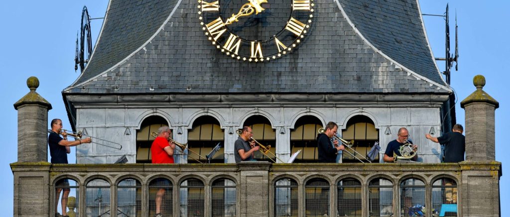 koperblazers op toren Gudulakerk 2024