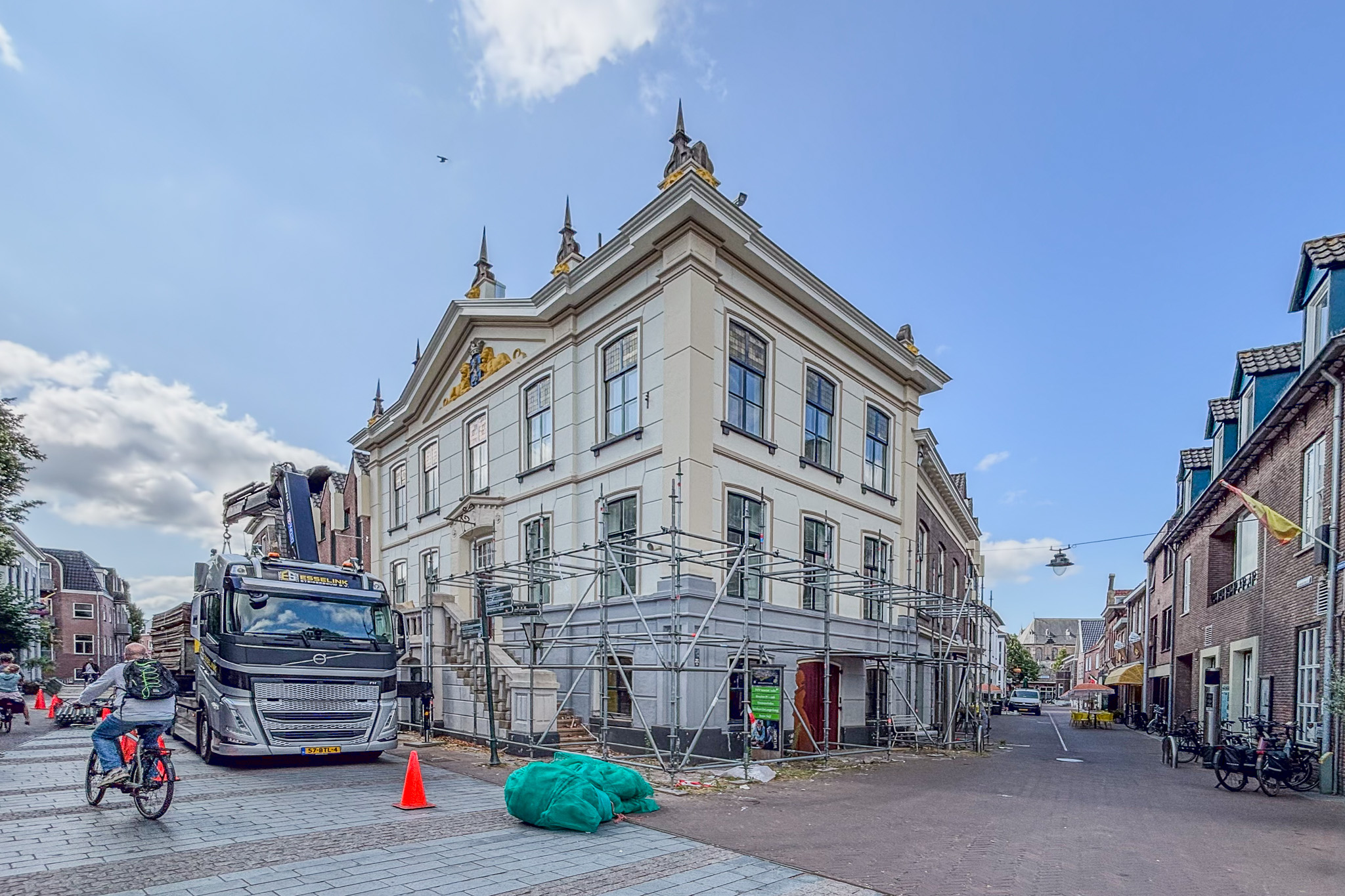 Stadhuis uit de steigers, warmtepomp blijft zichtbaar op het dak