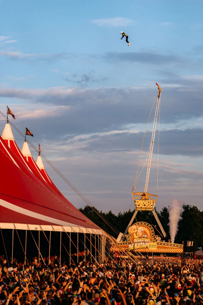 Stuntman maakt ongelukkige landing bij Zwarte Cross, toestand is goed