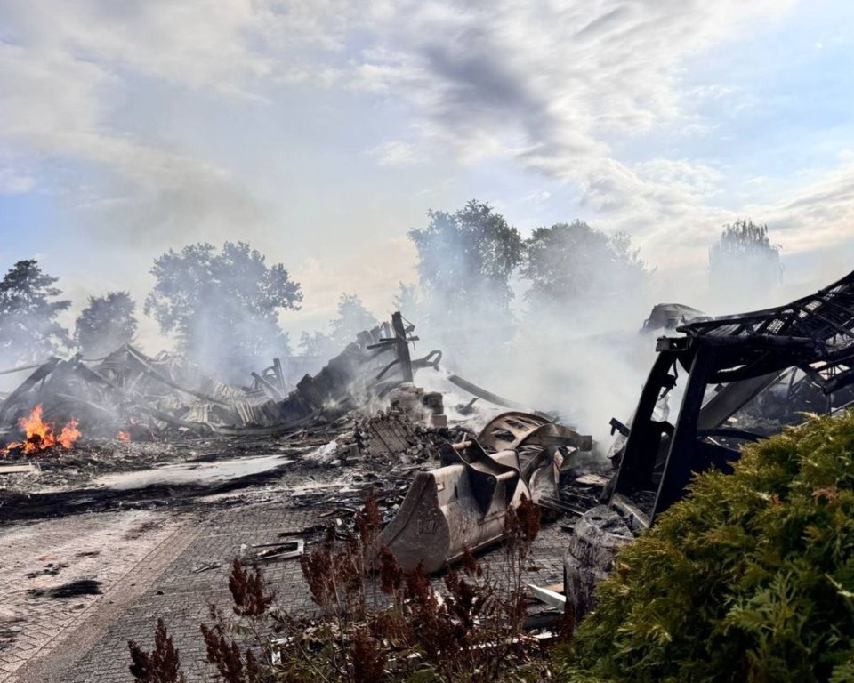 Grote brand verwoest kringloopwinkel en bouwmaterialenzaak