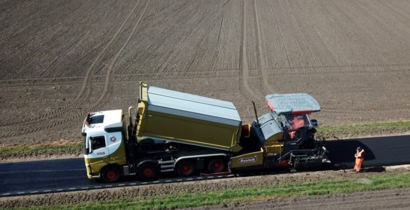 Molenweg in Geesteren drie weken afgesloten voor nieuw asfalt